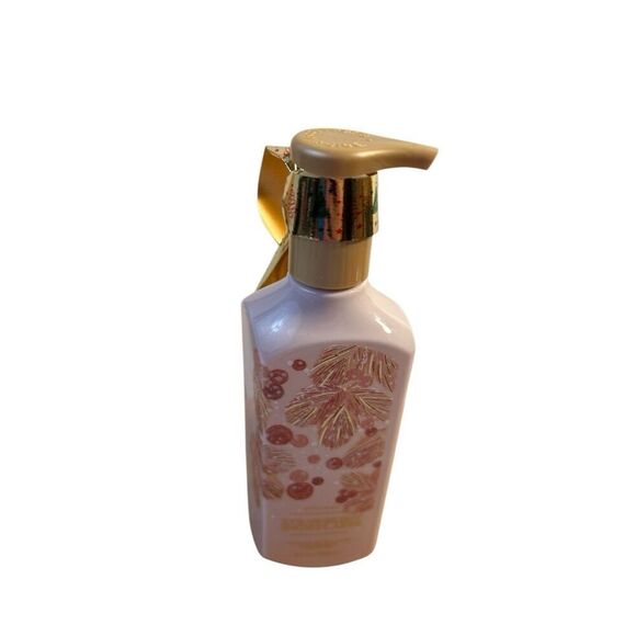Bath Body White Barn  Strawberry snowflake hand soap 8fl. - Picture 1 of 3